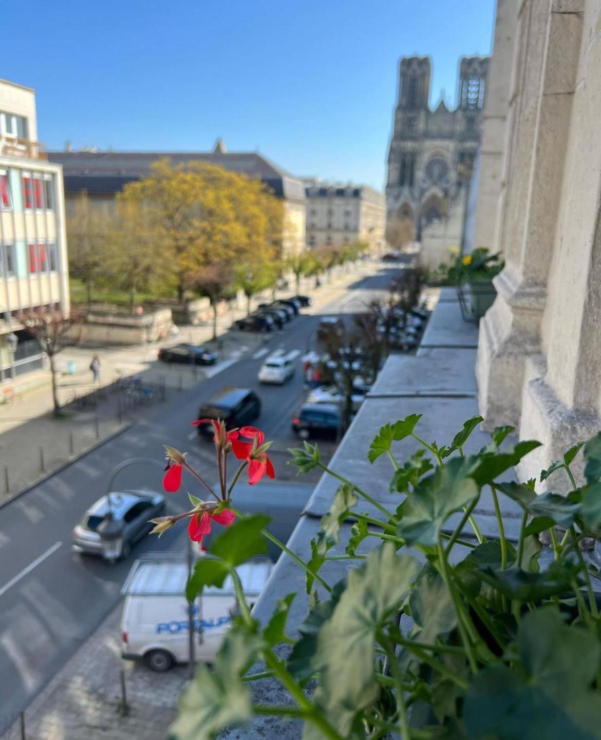 La Demeure Des Sacres - Cathedrale Panzió Reims Kültér fotó